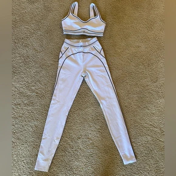 ALO Yoga Set - Airbrush High-Waist Heart Throb Legging & Sports Bra - Picture 5 of 13